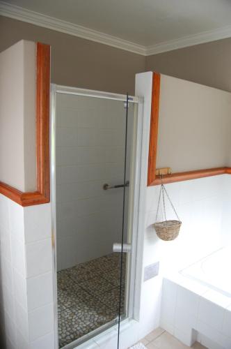 Un baño de Maple Manor