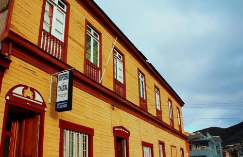a building with a sign on the side of it at Hospederia Taltal in Taltal