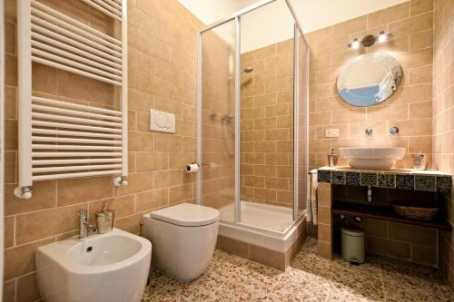 y baño con aseo, lavabo y ducha. en B&B La Scalinatella, en Roma