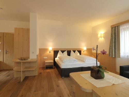 Postel nebo postele na pokoji v ubytování Alpenhof Wolayersee