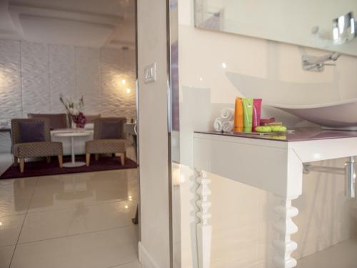 a kitchen and dining room with a table and chairs at Hotel San Pietro in Naples