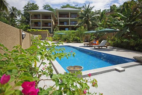 Swimming pool sa o malapit sa Eden Hills Residence