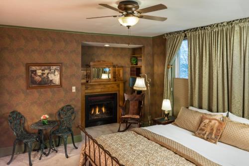 um quarto com uma cama e uma lareira em Astor House em Green Bay