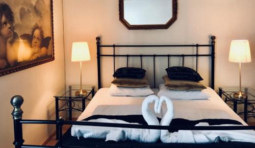 Un dormitorio con una cama con un par de toallas. en Reenskaug Hotel, en Drøbak