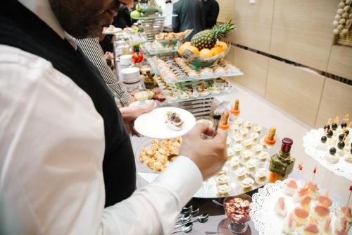 Makanan di atau berdekatan hotel