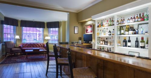 un bar en una habitación con botellas de vino en The Inn at Manchester en Manchester