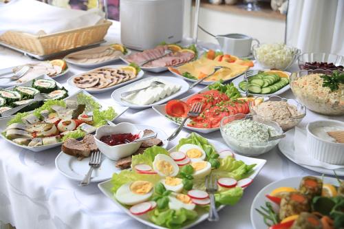 een tafel met veel borden eten erop bij Restauracja Joanna in Kluczbork