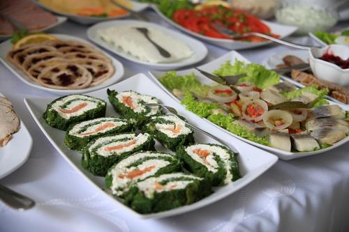 een tafel met borden sushi en groenten bij Restauracja Joanna in Kluczbork