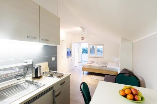 Kuchyň nebo kuchyňský kout v ubytování Apartmani Orhideja