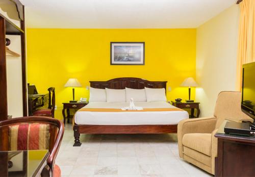 En eller flere senger på et rom på Hotel Madan Cárdenas