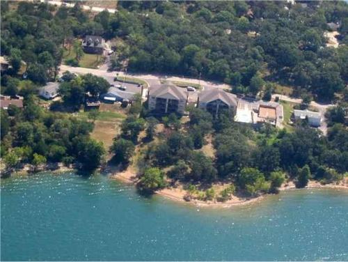 uma vista aérea de uma casa numa ilha na água em Lakefront Indian Point Condo with Boat Slip em Branson