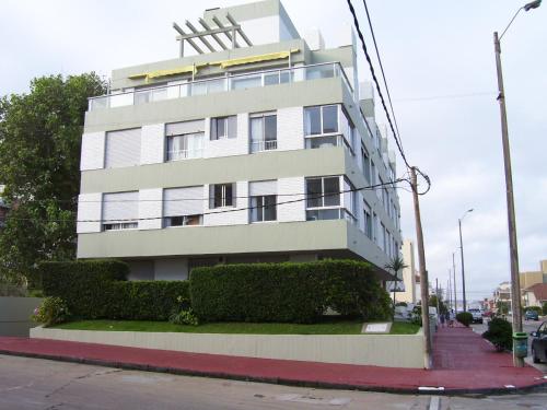 a white building on the side of a street at Vendaval 301 in Punta del Este