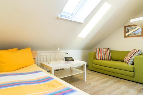 a bedroom with a bed and a couch and a table at Graunke drei in Grube