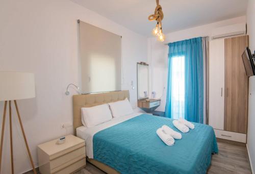 Un dormitorio con una cama con dos toallas encima. en Breeze Vacation Apartments, en Plakias