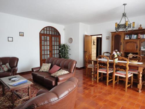 uma sala de estar com um sofá e uma mesa em Villa Cristina e Ricardo em Carvoeiro