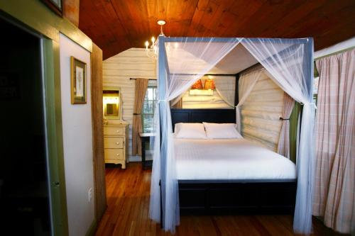 מיטה או מיטות קומותיים בחדר ב-The Pines Cottages
