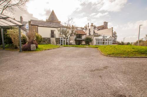 an empty driveway in front of a house at Elm Lodge in Plymouth
