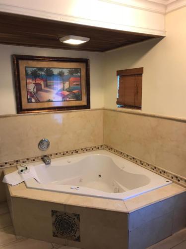 777 Motor Inn في شيرمان أوكس: حوض استحمام كبير مع حمام