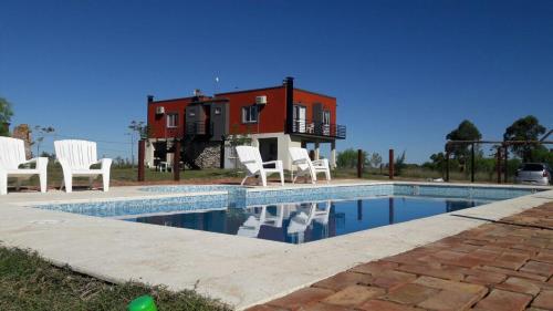 een huis met een zwembad voor een huis bij Aluminé in Colón