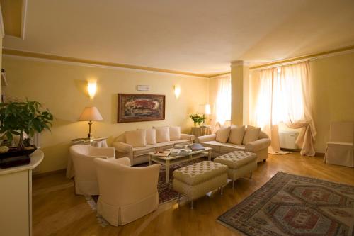 Ein Sitzbereich in der Unterkunft Albergo Castiglione Langhe