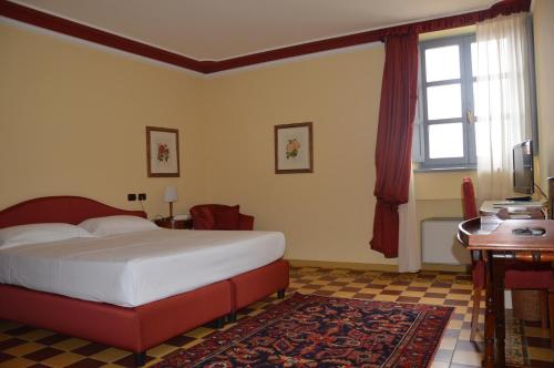 Ein Bett oder Betten in einem Zimmer der Unterkunft Albergo Castiglione Langhe