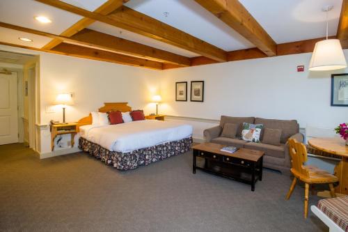 Katil atau katil-katil dalam bilik di Trapp Family Lodge
