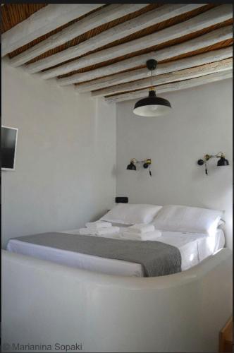 a bedroom with a bed in a white room at Spitaki Serifos Studio in Rámos