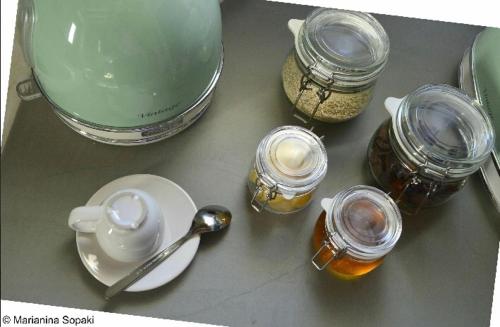 a table with a blender and jars and a spoon at Spitaki Serifos Studio in Rámos