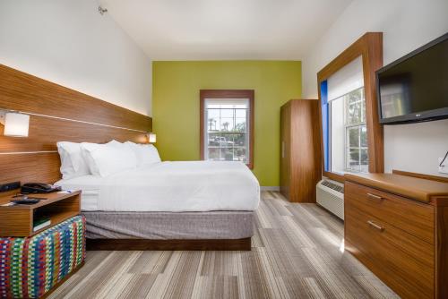 Holiday Inn Express Phoenix-Airport/University Drive, an IHG Hotel Image