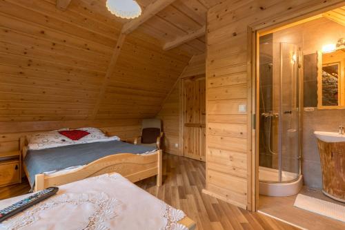 Ένα ή περισσότερα κρεβάτια σε δωμάτιο στο Góralska Chata Pieniny