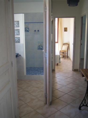 une salle de bain avec douche et douche à l'italienne dans l'établissement Le coteau del aime, à Toulon