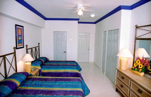 Giường trong phòng chung tại Costa Bonita Resort
