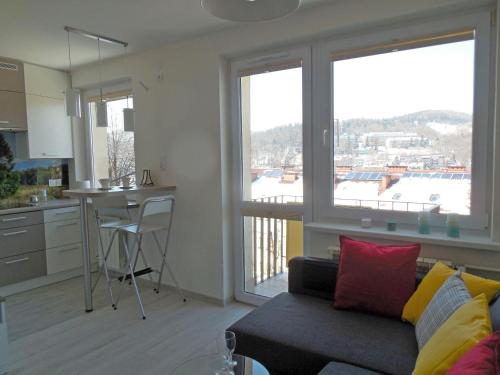 イボニチ・ズドルイにあるApartament Panoramaのリビングルーム(ソファ付)、窓付きのキッチンが備わります。