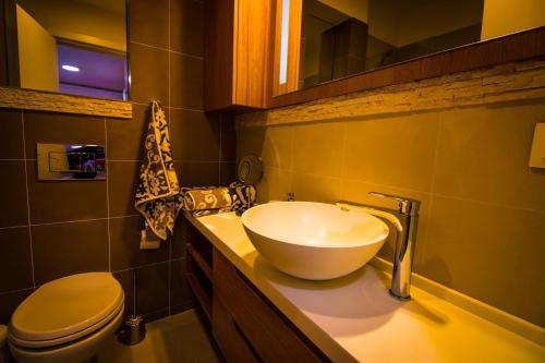 La salle de bains est pourvue d'un lavabo et de toilettes. dans l'établissement Top Trio Residence, à Bucarest