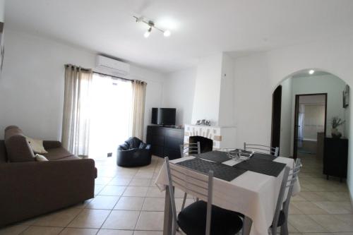 阿爾布費拉的住宿－Dinita Apartamento nº4，客厅配有桌子和沙发
