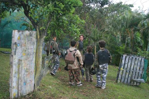 a group of people standing around a tree at Hotel Monte Campana Heredia in Birrí