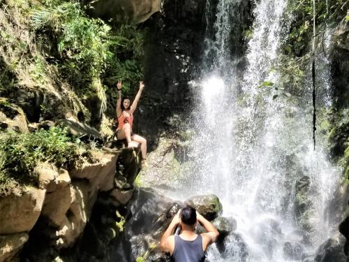 two people in front of a waterfall at Hotel Monte Campana Heredia in Birrí