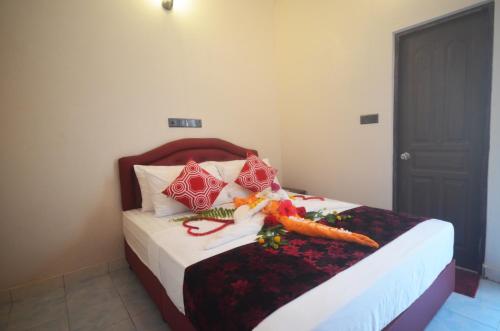 a bedroom with a bed with vegetables on it at Evila Inn - Thoddoo in Thoddoo