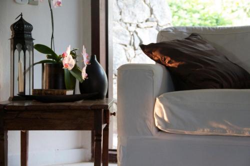 a living room with a couch and a table with a pillow at Villa Balthazar in Búzios
