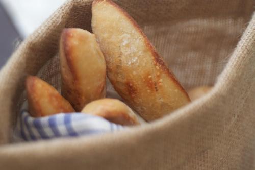 un sac en papier contenant de la nourriture. dans l'établissement Villa Balthazar, à Búzios