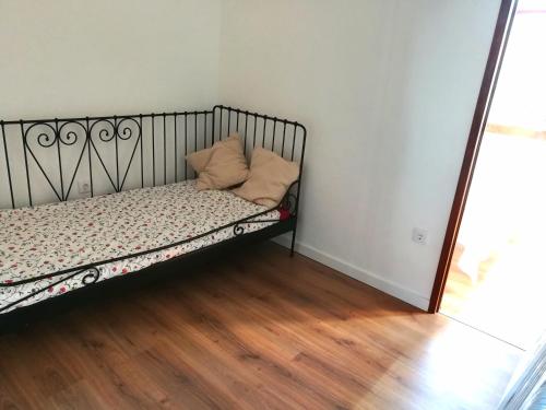 1 cama con 2 almohadas en una habitación en Casa da Vila en Vila Nova da Barquinha