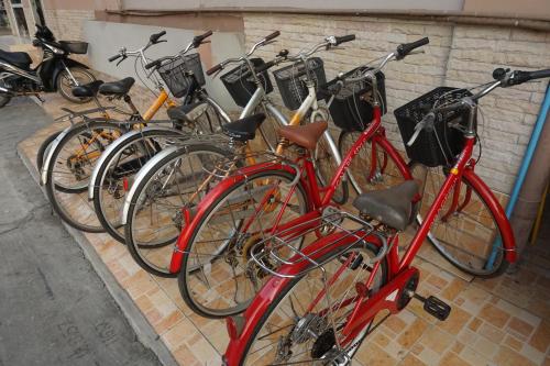 a group of bikes parked next to each other at Mitaree Hotel 1 in Mae Sariang