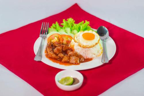 Makanan di atau berdekatan hotel