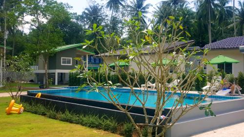 Bazén v ubytování Wanpratheep Village Kohphangan nebo v jeho okolí