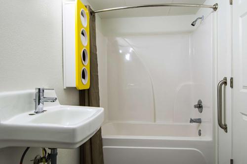 Een badkamer bij Motel 6-Opelousas, LA