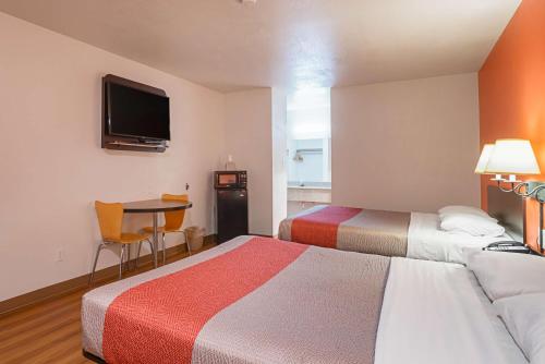 Postel nebo postele na pokoji v ubytování Motel 6-Safford, AZ