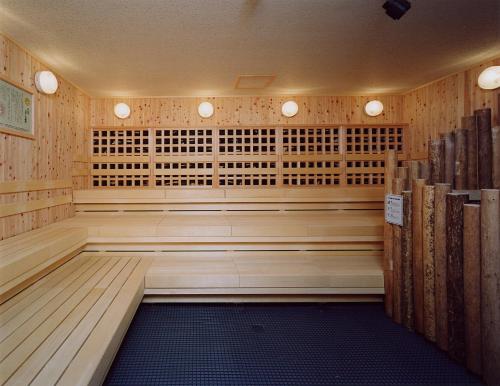 an empty sauna with wooden paneling at Aridagawa Onsen Hotel Sunshine in Arida