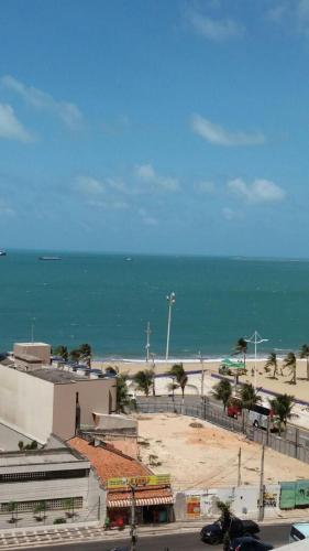 uma vista para a praia e para o oceano a partir de um edifício em Porto de Iracema - 611 Frente mar em Fortaleza