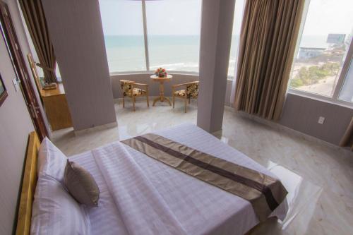 Giường trong phòng chung tại Ngoc Hanh Beach Hotel