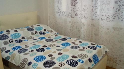 ボローニャにあるMonolocale Bolognaのベッドルームに掛け布団付きのベッド1台が備わります。